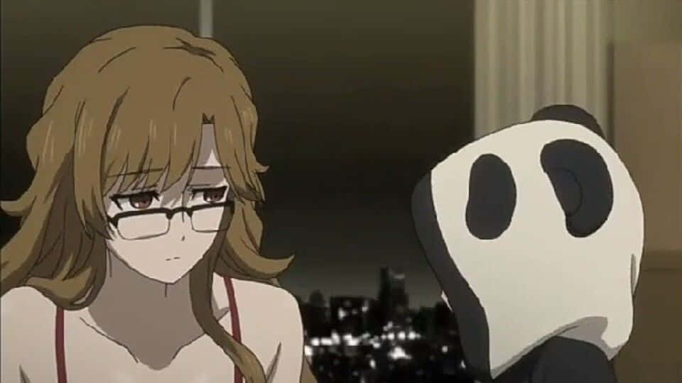 Moeka Kiryu 桌布 壁紙 — 一位戴眼鏡的年輕女子和一個熊貓頭角色坐在室內，背景是夜晚模糊的城市景觀。