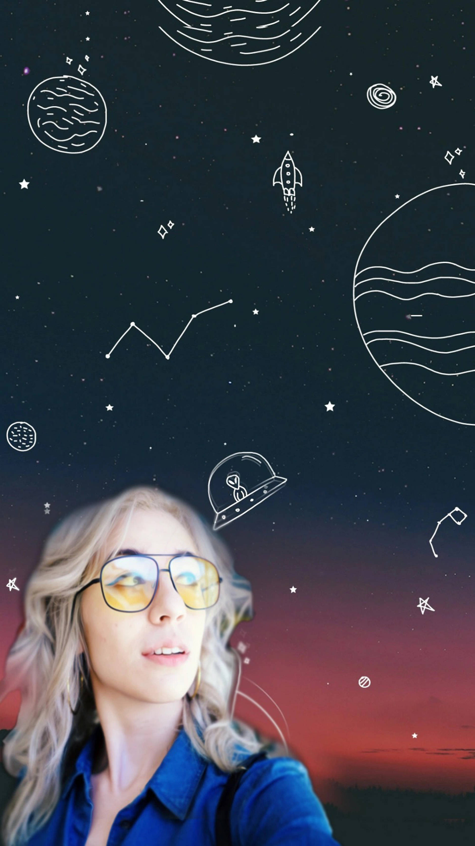 桌布 壁紙 — 一位戴眼鏡的年輕女性仰望佈滿手繪行星、火箭和星星的暮色天空。