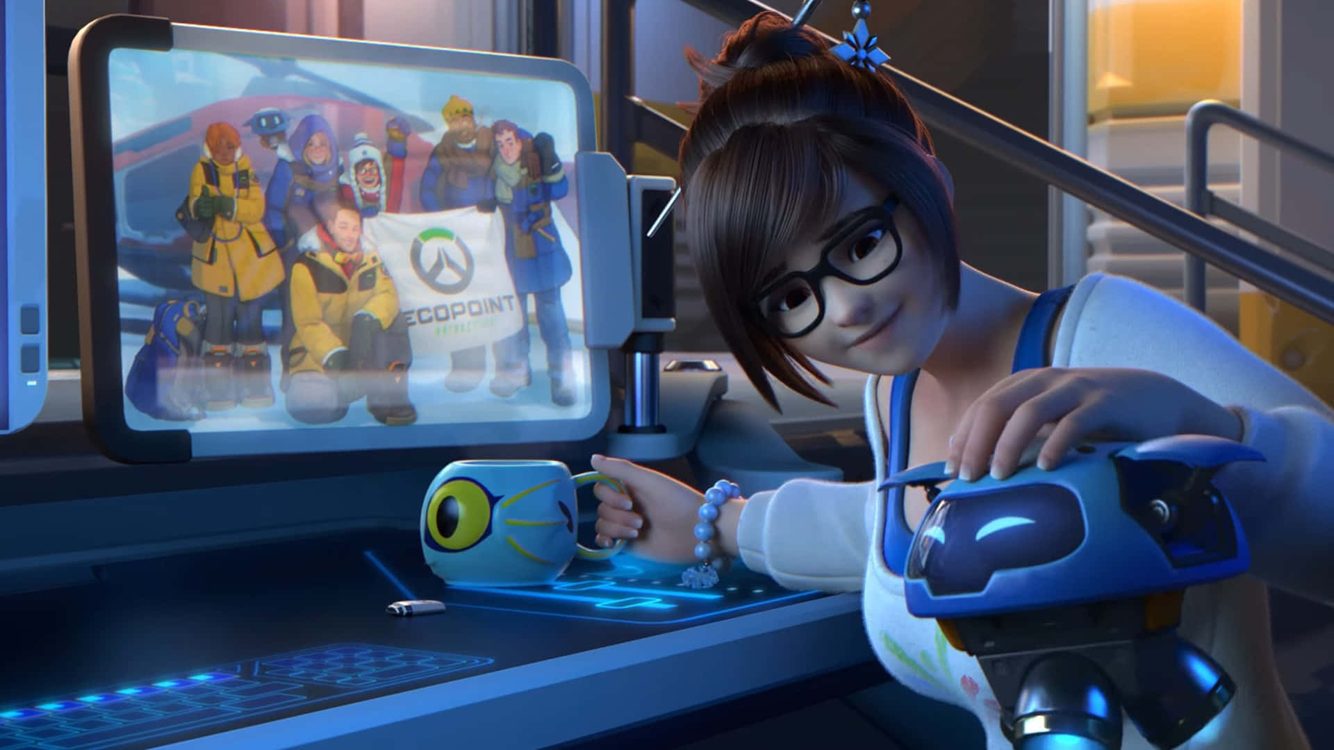 Overwatch Mei 桌布 壁紙 — 一位戴眼鏡的年輕女性微笑著，手持一個藍色機器人，旁邊是一個發光的螢幕，顯示一個帶有「ECOPOINT」橫幅的團隊。