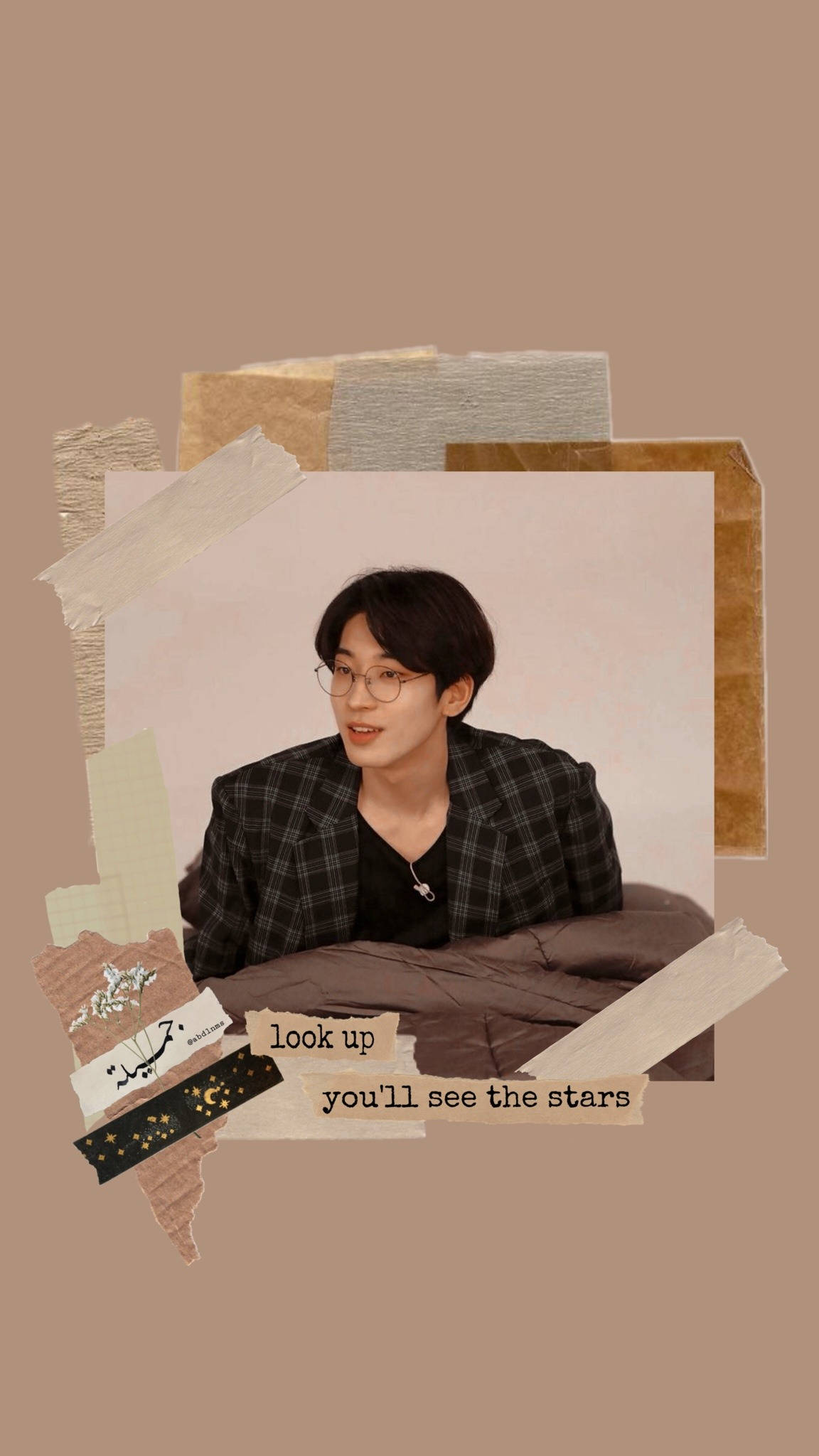 Wonwoo 桌布 壁紙 — 一位戴眼鏡的年輕男子在帶有撕紙紋理和勵志文字的拼貼風格桌布中溫柔微笑。