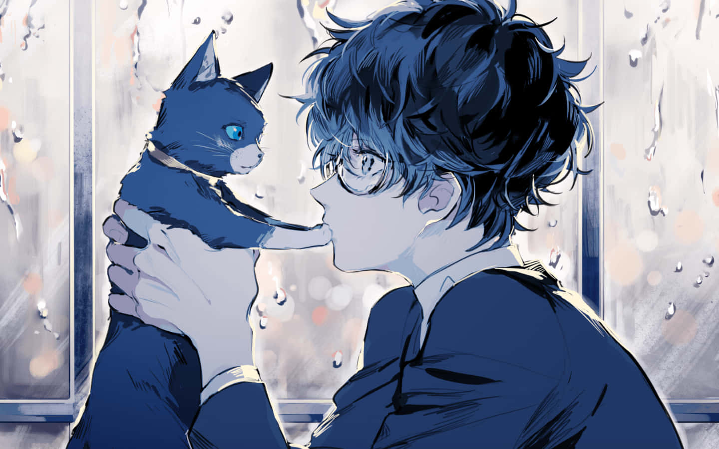 Cute Boy Anime 桌布 壁紙 — 一位戴眼鏡的年輕男子在雨窗前溫柔地抱著一隻藍貓，窗外有模糊的燈光。
