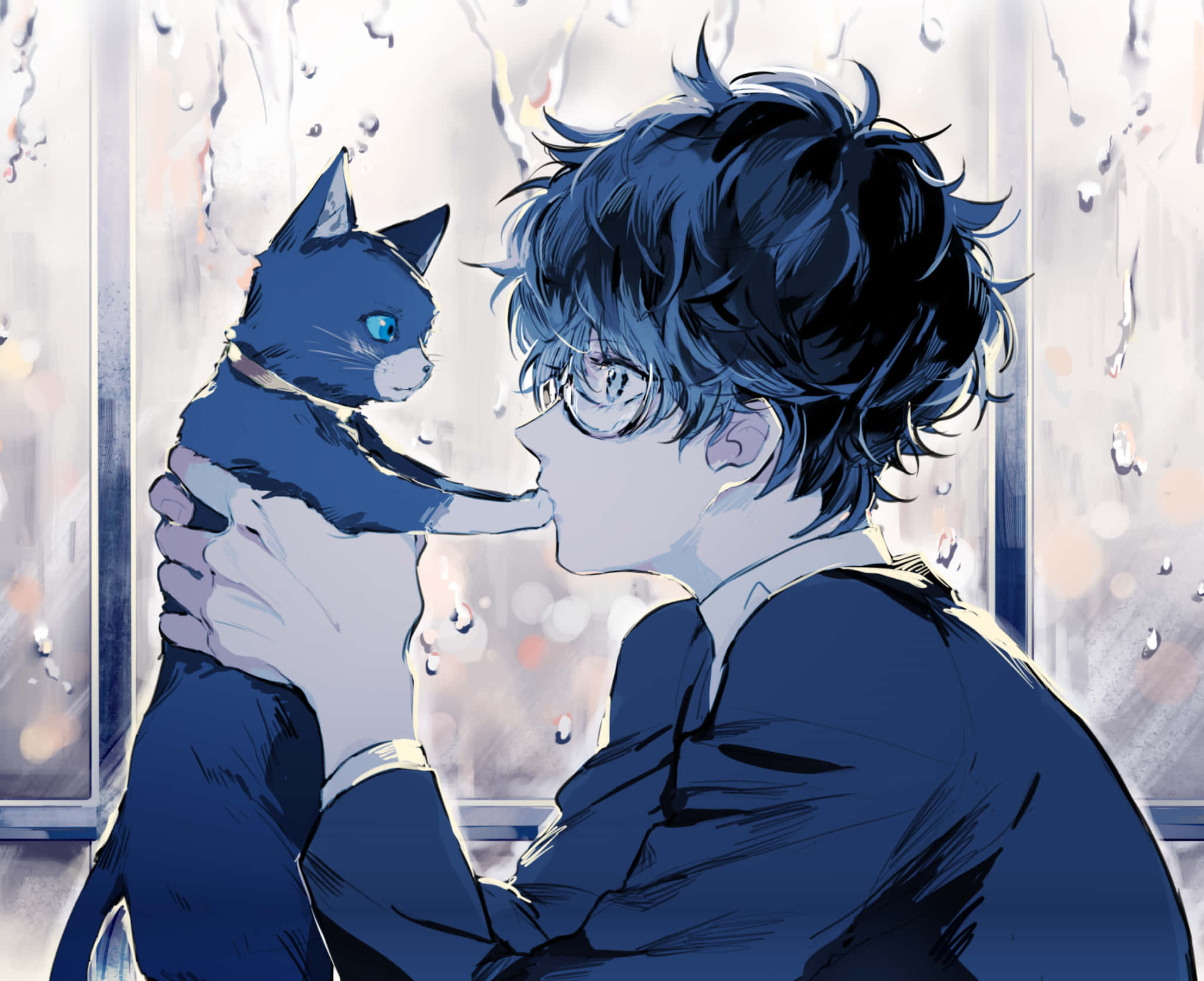Cute Anime Boys 桌布 壁紙 — 一位戴眼鏡的年輕男子輕輕抱著一隻藍貓，靠近下雨的窗戶，窗外是模糊的城市燈光。