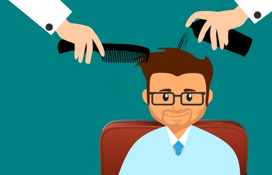 Salon 桌布 壁紙 — 一位戴眼鏡的微笑男士坐在椅子上，雙手正在梳理和噴灑他的頭髮，背景為青綠色。