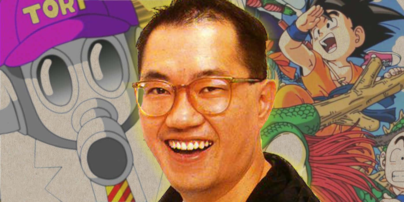 Akira Toriyama 桌布 壁紙 — 一位戴眼鏡的微笑男子站在充滿活力的動漫背景前，背景中有龍珠角色和一個機器人。