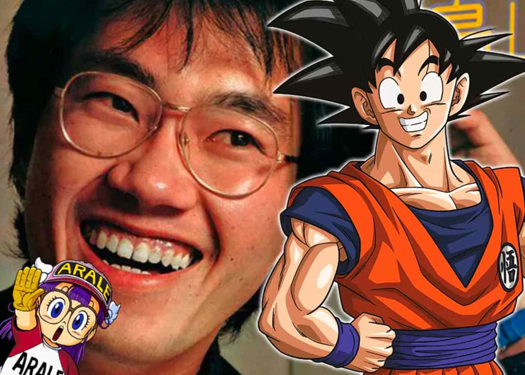Akira Toriyama 桌布 壁紙 — 一位戴眼鏡的快樂男子在《七龍珠》和《怪博士與機器娃娃》的動畫角色悟空與阿拉蕾旁邊微笑。