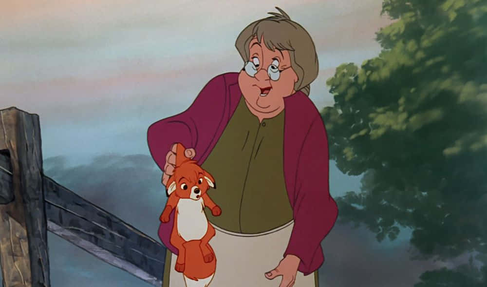 the fox and the hound 桌布 壁紙 — 一位戴眼鏡的老年女性在霧氣瀰漫的暮色背景下，於木柵欄附近抱著一隻小狐狸幼崽。