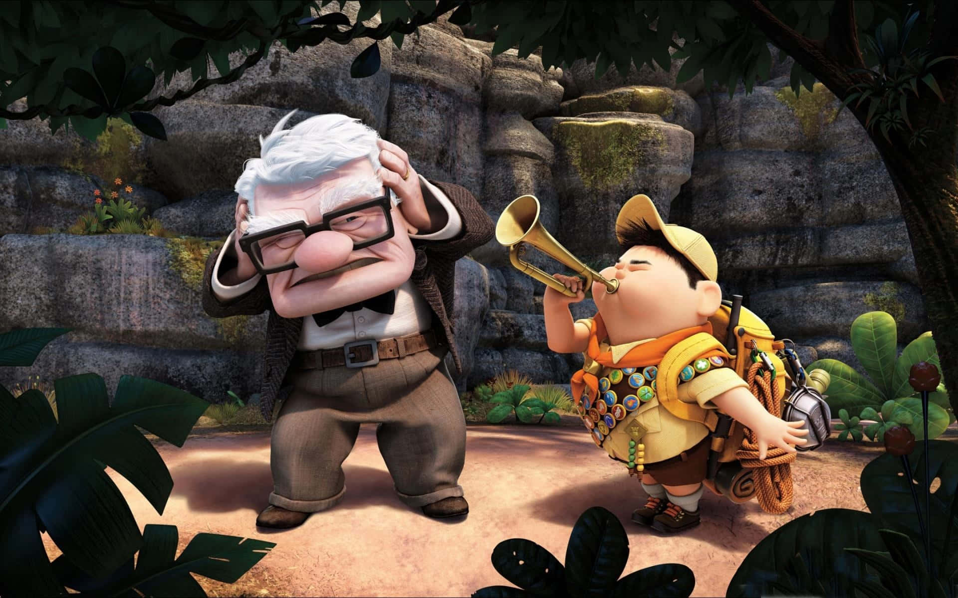Animated 桌布 壁紙 — 一位戴眼鏡的長者捂住耳朵，而一個小男孩在茂密的叢林環境中熱情地吹奏小號。