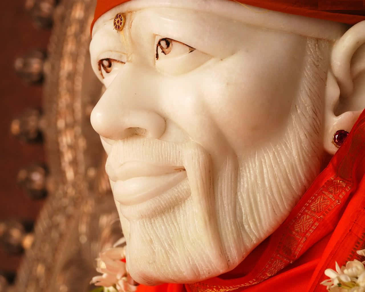 statue 桌布 壁紙 — 一位戴紅色頭飾和花卉裝飾的老年男子的寧靜白色大理石雕像特寫。