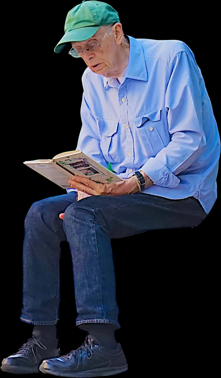People Sitting 桌布 壁紙 — 一位戴綠色帽子和藍色襯衫的老人坐在黑色背景前，專心致志地閱讀一本書。