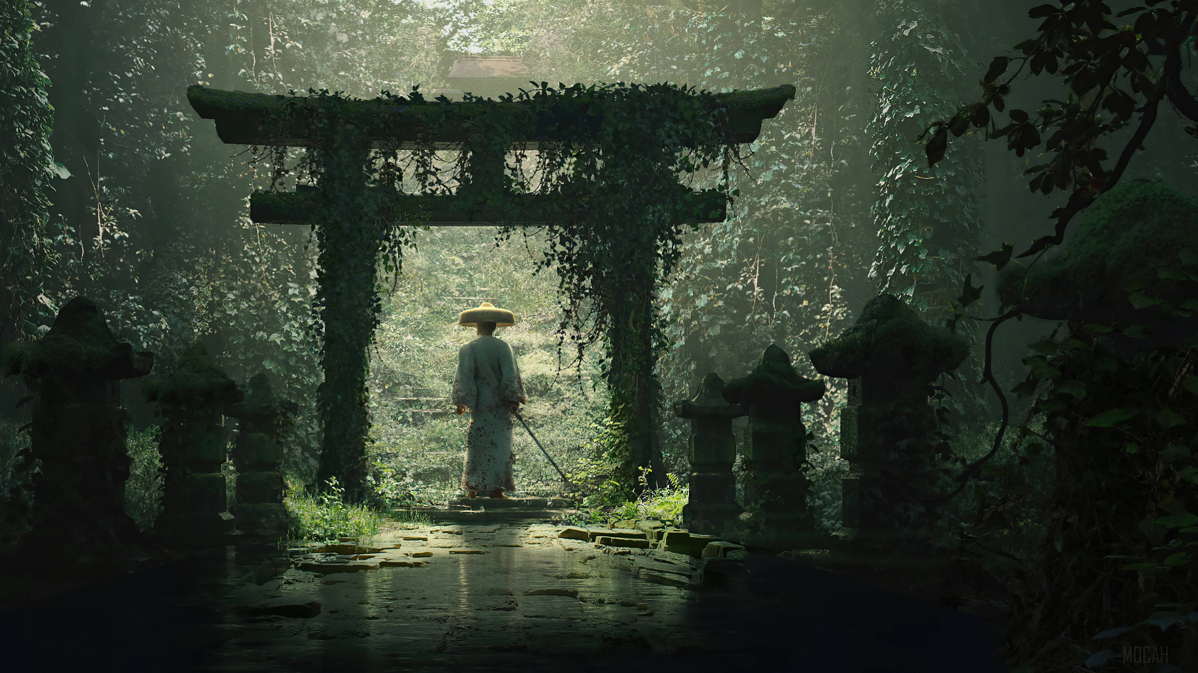 Torii 桌布 壁紙 — 一位戴草帽的孤獨僧侶走過霧氣瀰漫的森林中，一座長滿青苔的石造鳥居，沐浴在柔和的金色光芒中。