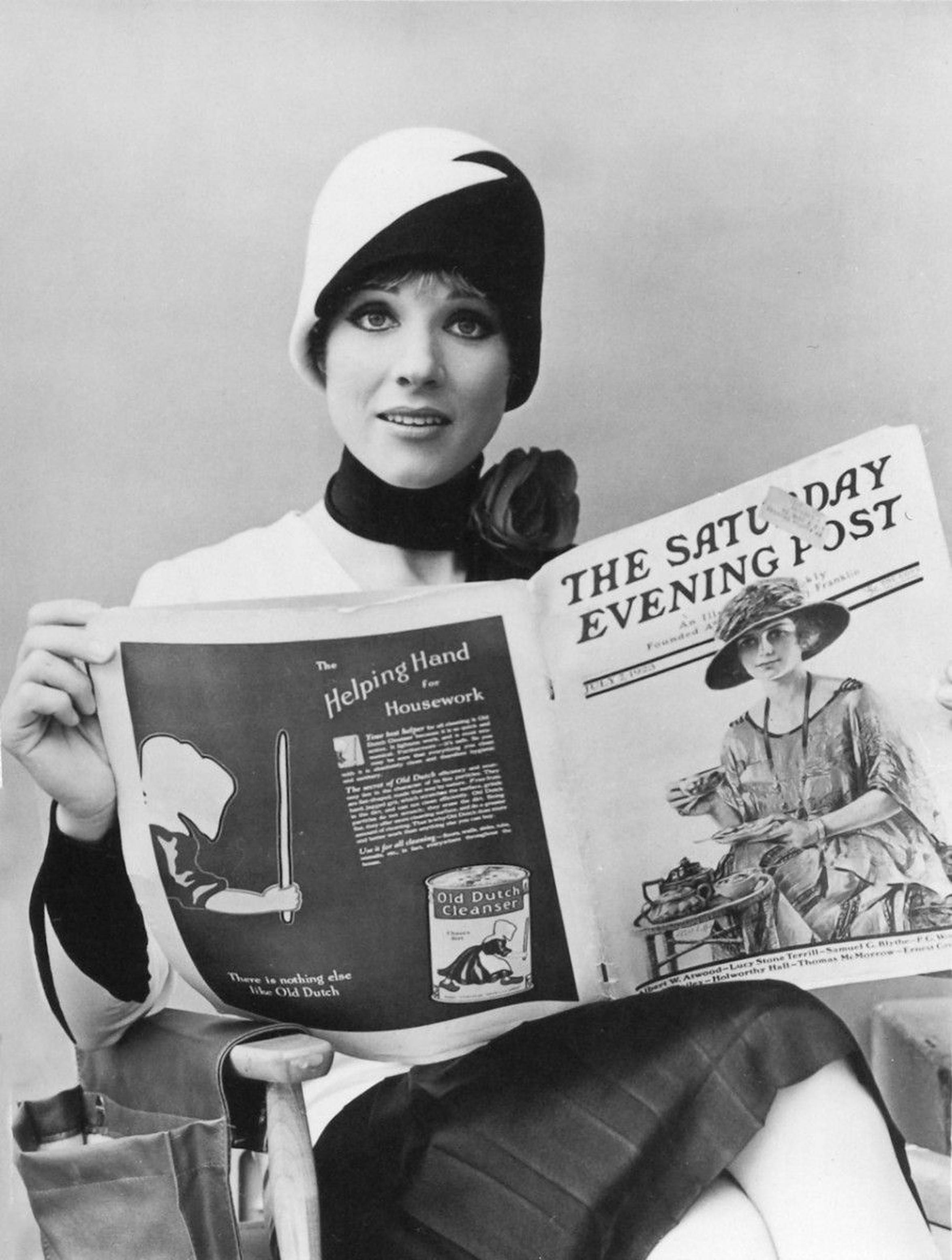 Julie 桌布 壁紙 — 一位戴著1960年代帽子和高領毛衣的女性正在閱讀帶有復古Old Dutch Cleanser廣告的The Saturday Evening Post。