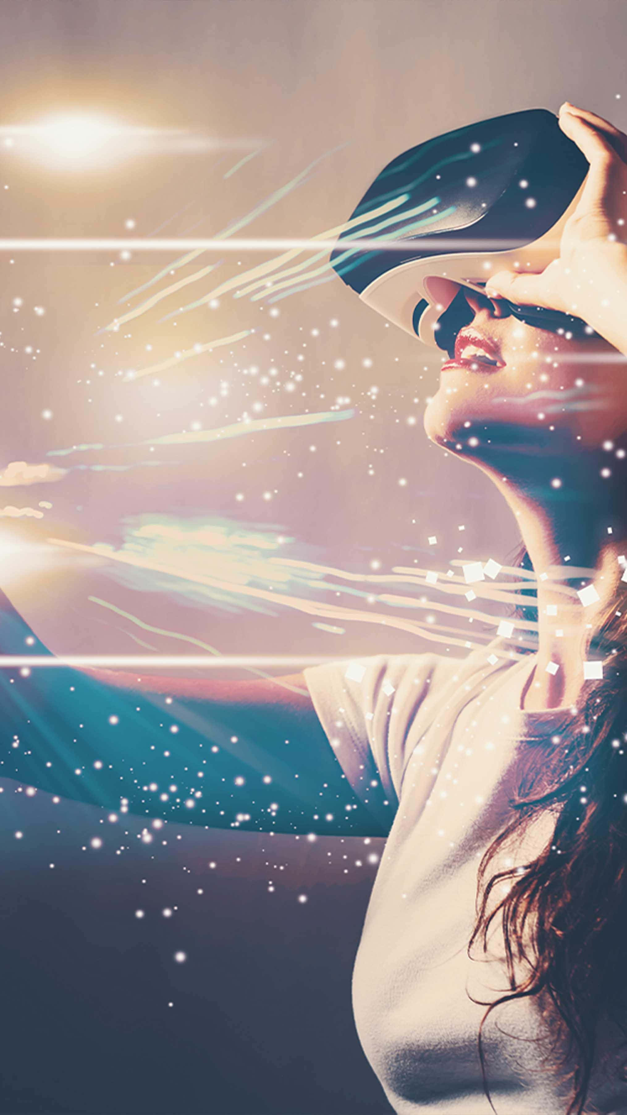 virtual reality 桌布 壁紙 — 一位戴著VR頭戴式裝置的女性微笑著，發光的數位粒子和光線在她周圍旋轉，營造出夢幻般的空間。