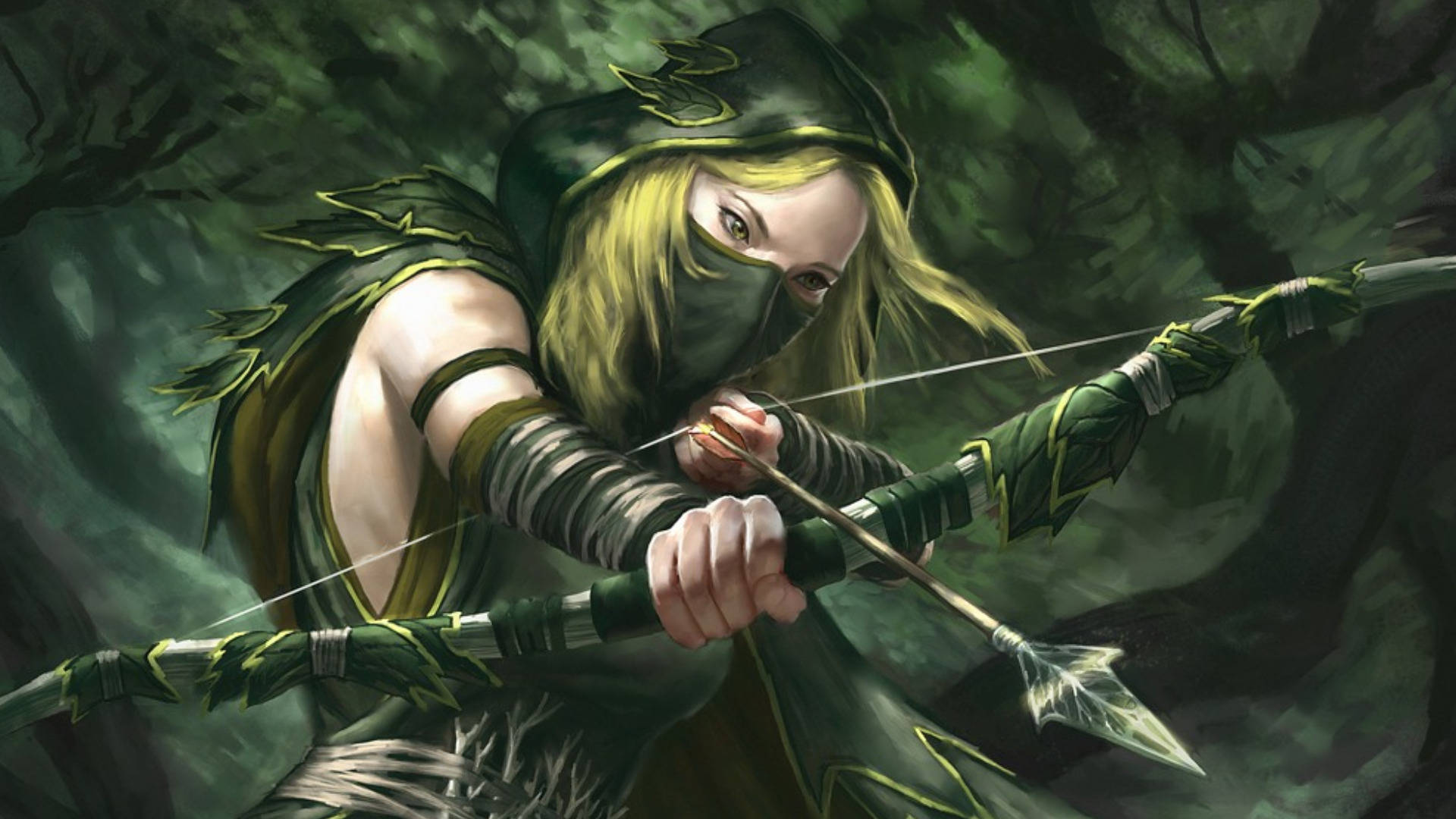 Archery 桌布 壁紙 — 一位戴著兜帽、金髮碧眼、身穿綠色服裝的弓箭手在迷霧森林中拉弓，專注且準備射擊。
