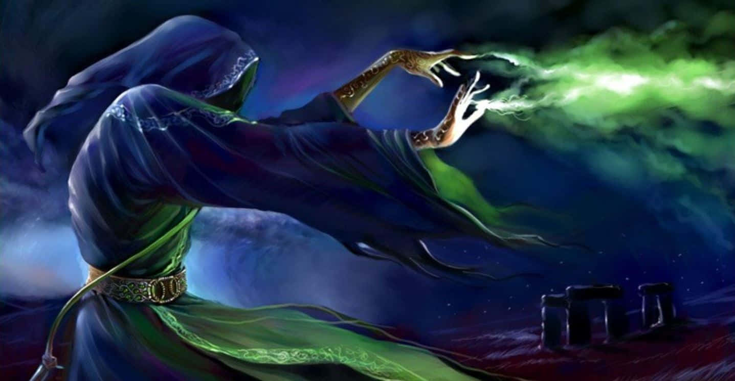 Sorcerer 桌布 壁紙 — 一位戴著兜帽的巫師，身穿飄逸長袍，在古老立石上方的星空夜空中引導發光的綠色魔法。