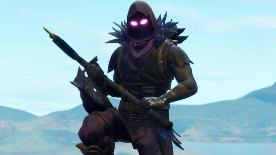 Raven Fortnite 桌布 壁紙 — 一位戴著兜帽的戰士，擁有發光的紫色眼睛和尖刺盔甲，在群山背景下手持長矛。