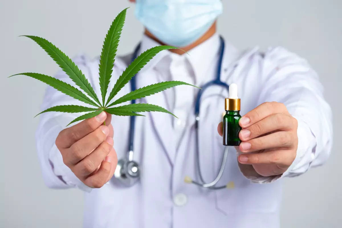 醫生手持大麻葉和藥用油滴管瓶。 — 醫生 GIF 壁紙