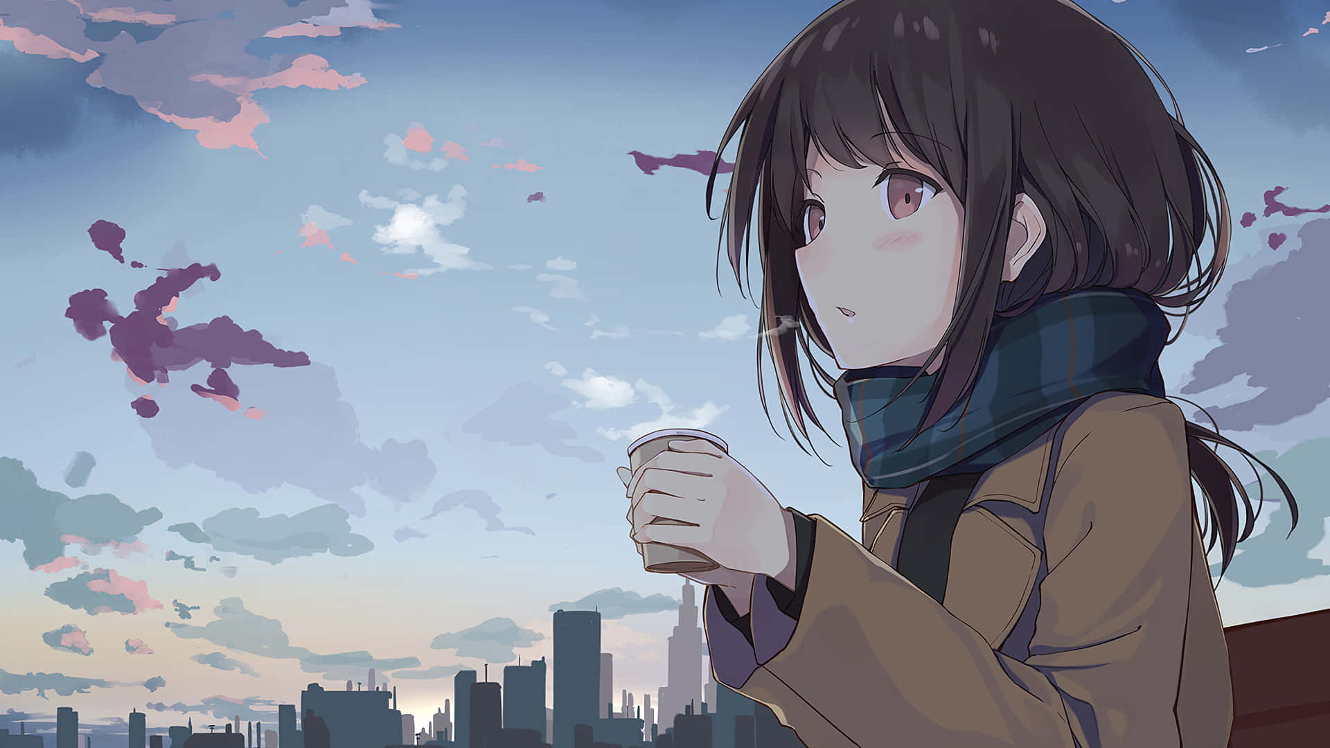 Animated 桌布 壁紙 — 一位戴著圍巾的年輕動漫女孩，在暮色城市天際線和粉彩雲朵的襯托下，手持一個杯子。