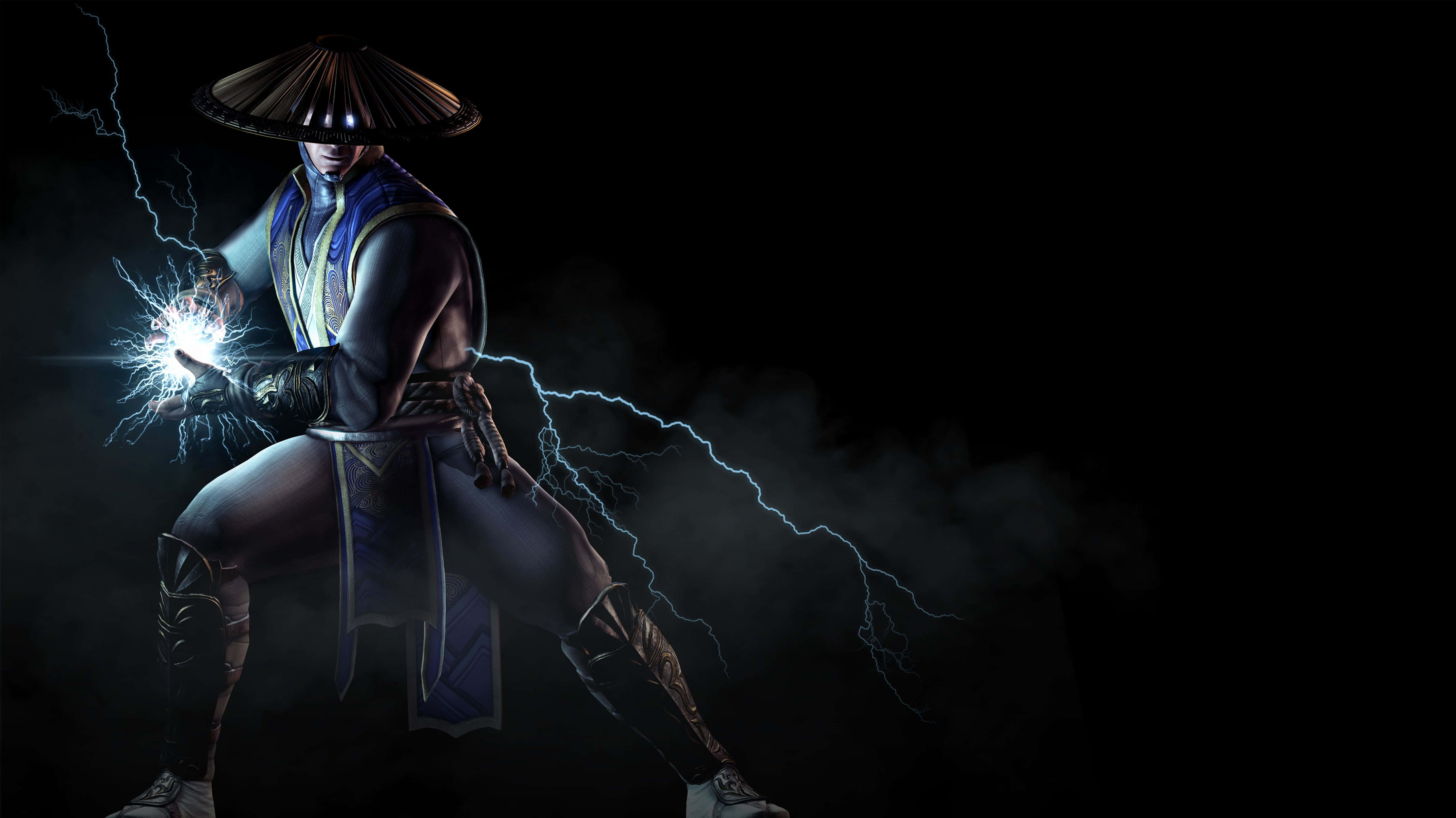 Mortal Kombat Raiden 桌布 壁紙 — 一位戴著圓錐帽的忍者戰士在黑暗煙霧繚繞的虛空中引導劈啪作響的閃電能量。