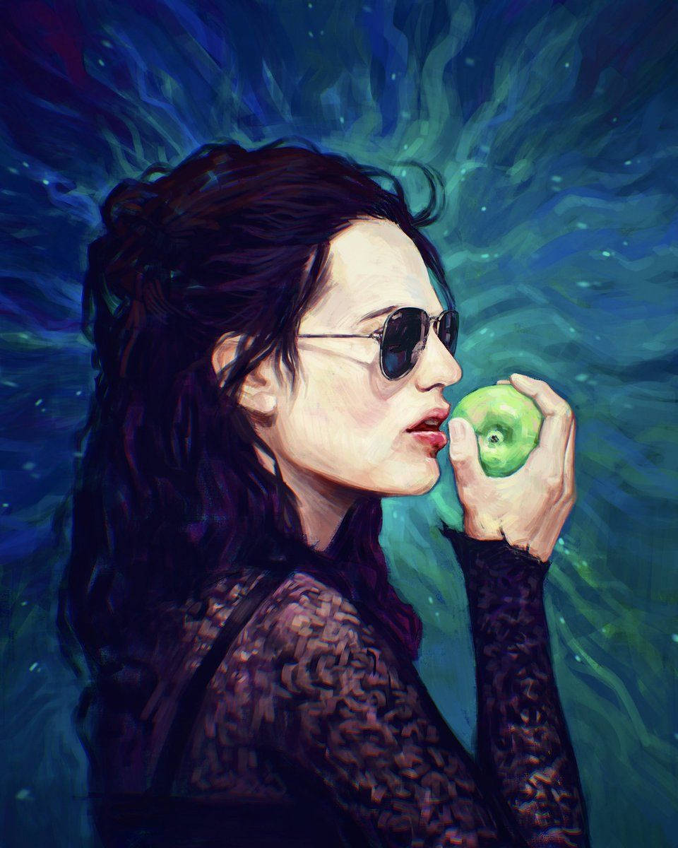Katie 桌布 壁紙 — 一位戴著太陽眼鏡的女性，在旋轉的藍色和藍綠色宇宙背景前拿著一個青蘋果。
