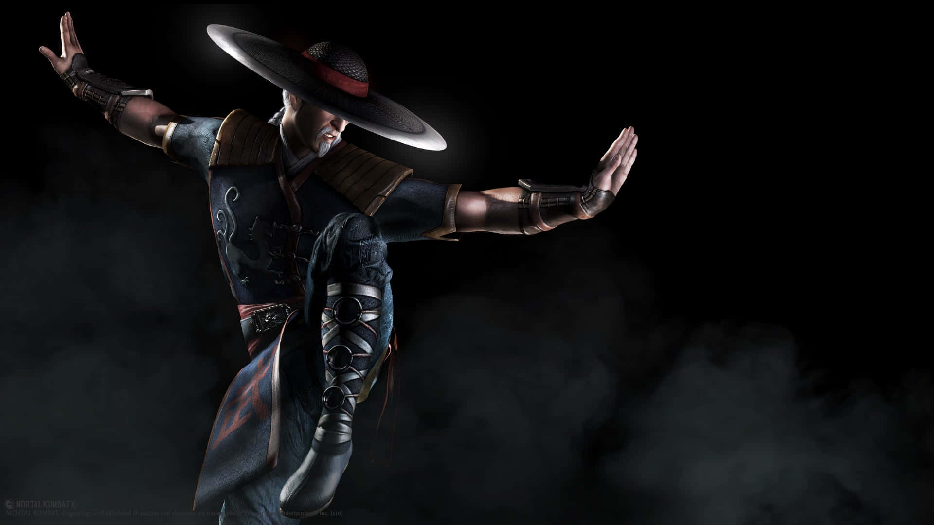 Mortal Kombat Kung Lao 桌布 壁紙 — 一位戴著寬邊帽和深色盔甲的武術家，在煙霧瀰漫的黑色背景下擺出動態姿勢。