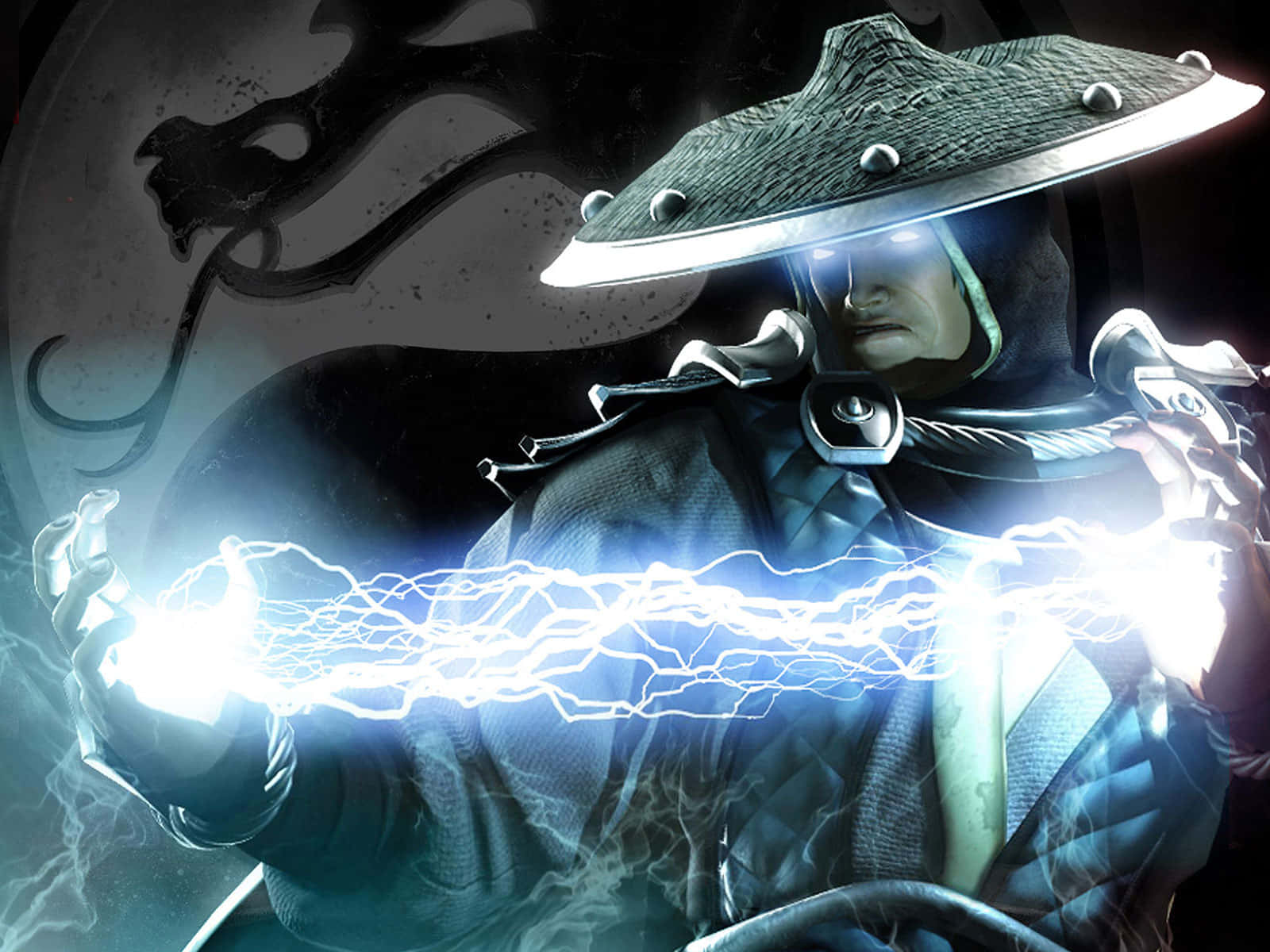 Mortal Kombat Raiden 桌布 壁紙 — 一位戴著寬邊帽的兜帽戰士，在黑暗旋轉的背景中，雙手之間引導著噼啪作響的藍色閃電。