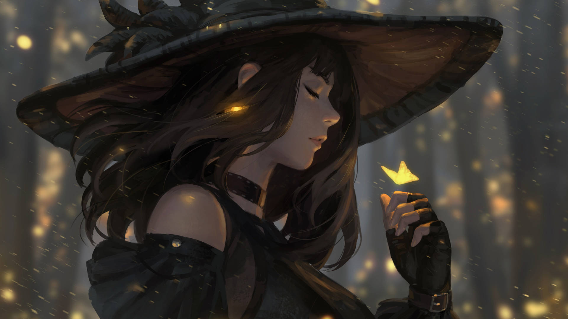 Witchy 桌布 壁紙 — 一位戴著寬邊帽的女巫，在迷霧森林中，輕輕握著一片發光的葉子，周圍金色粒子飄落。