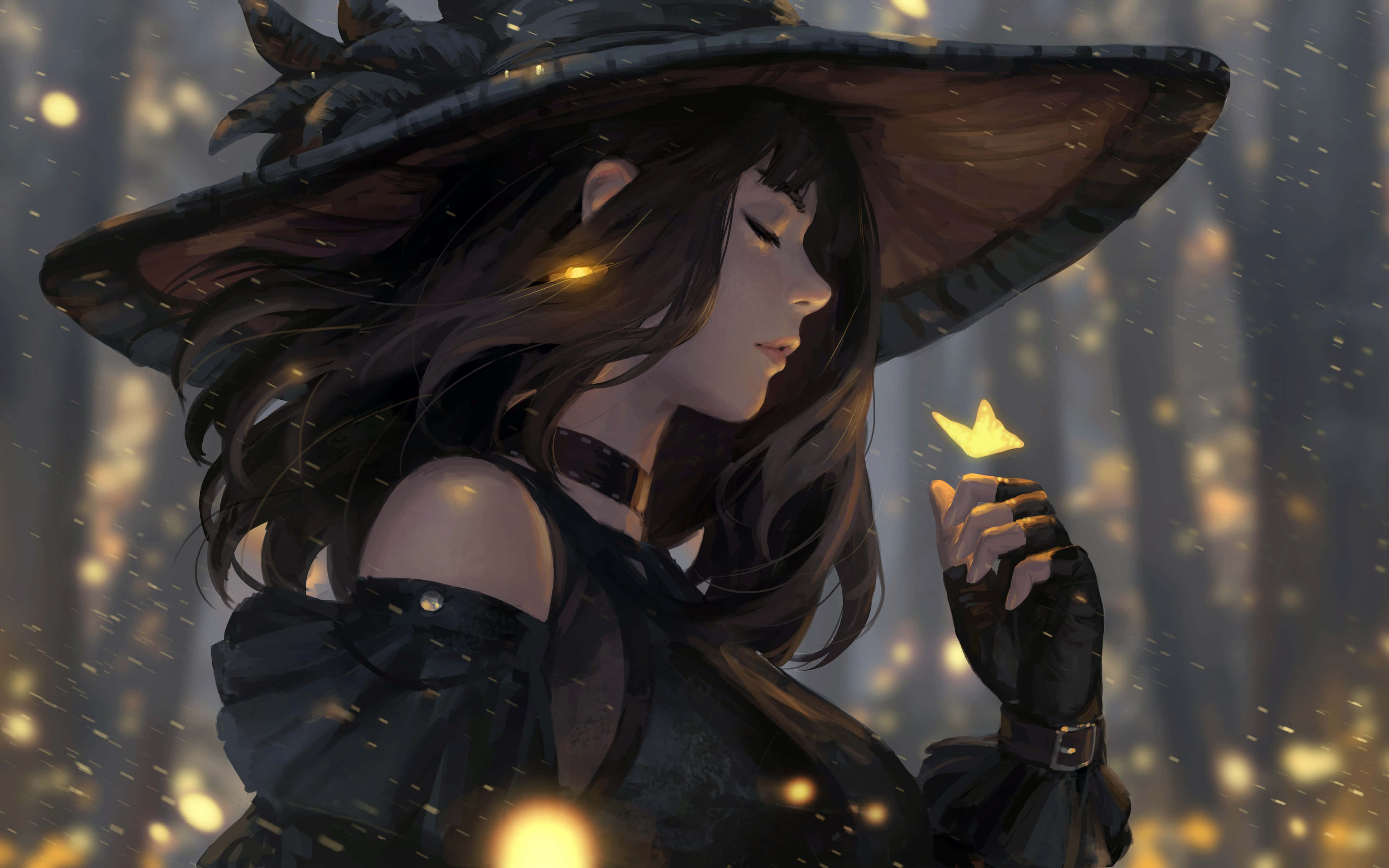 Skyrim Mage 桌布 壁紙 — 一位戴著寬邊帽的女巫在黃昏時分的迷霧森林中，輕輕地捧著一隻發光的螢火蟲。