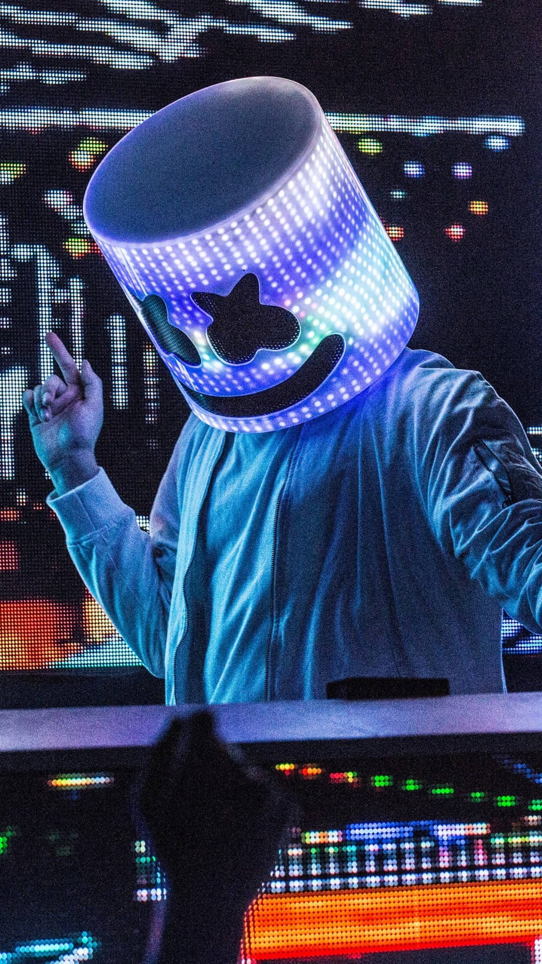 DJ在夜間音樂會上戴著發光藍色LED漁夫帽 — Marshmello 動態圖 壁紙