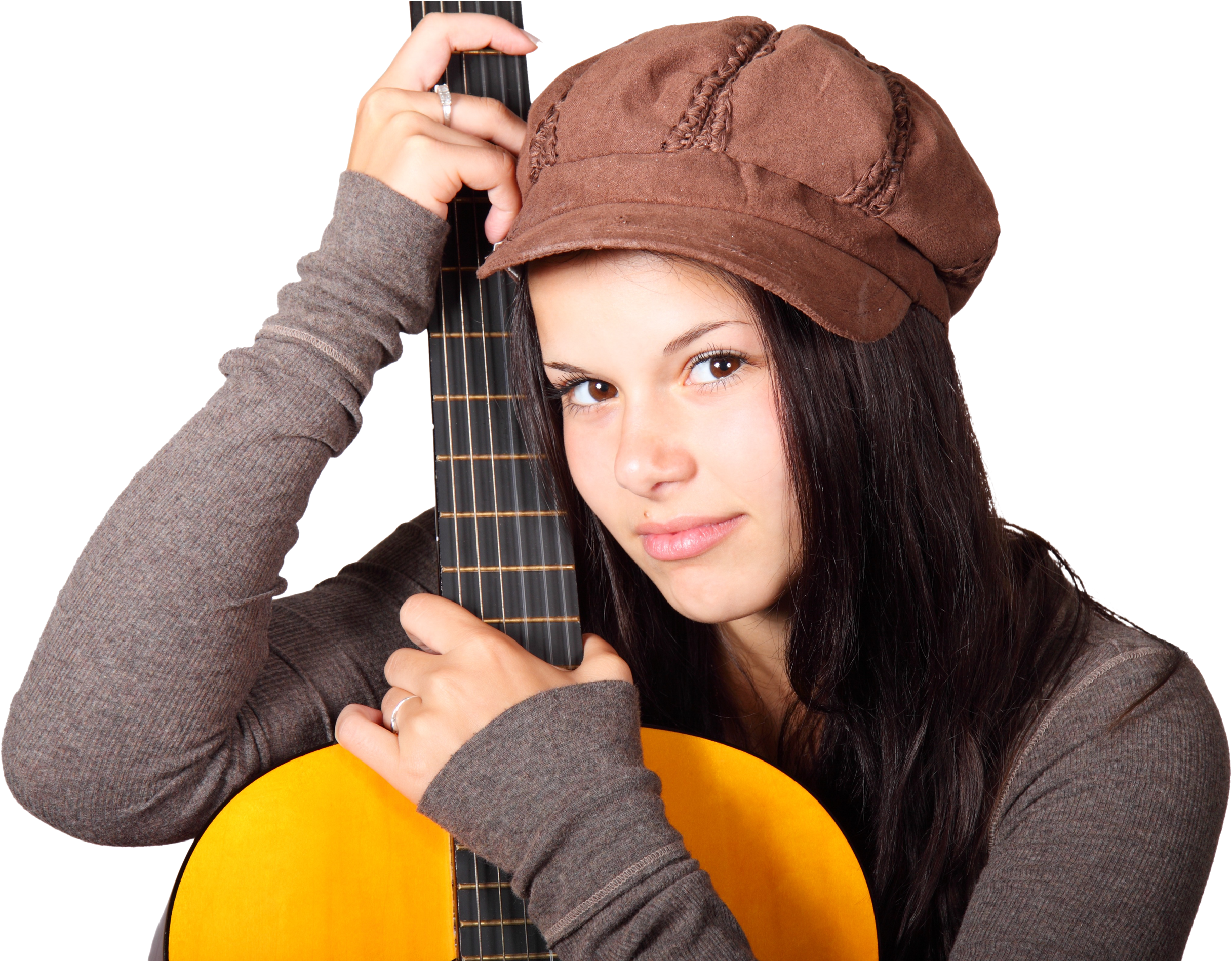 guitar player 桌布 壁紙 — 一位戴著棕色帽子的年輕女子，在純黑色背景下拿著一把黃色原聲吉他。