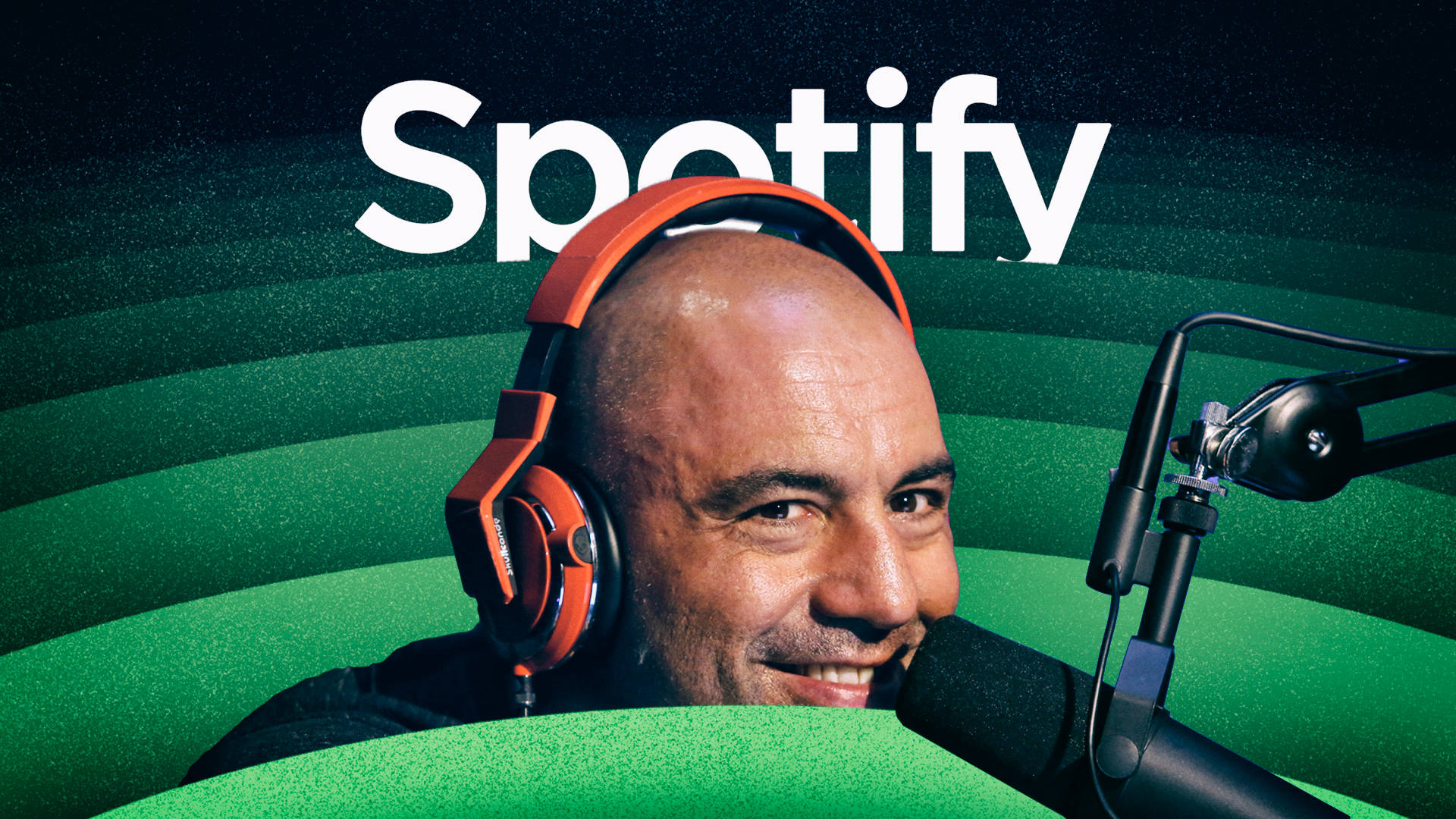 UFC 桌布 壁紙 — 一位戴著橙色耳機的微笑男子，在綠色Spotify品牌背景前對著麥克風說話。
