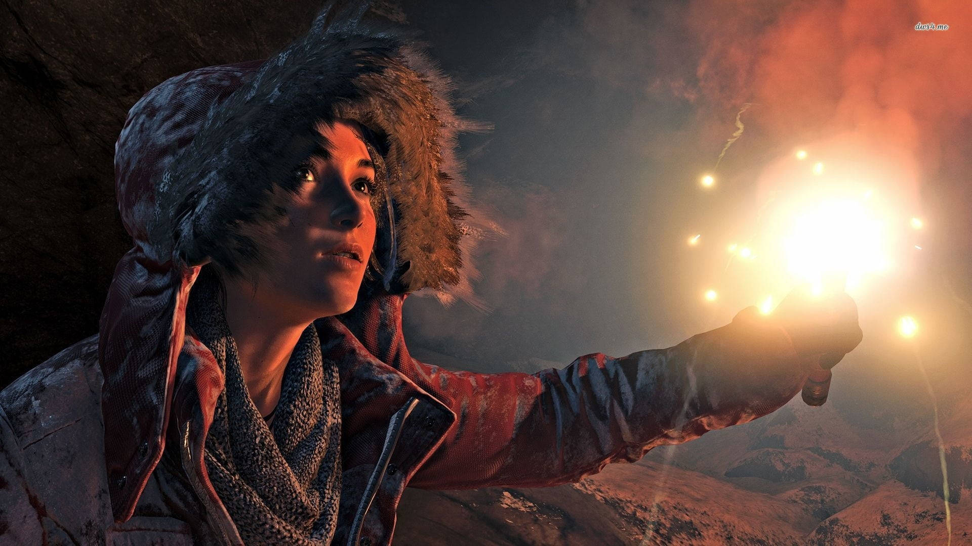 Rise Of The Tomb Raider 桌布 壁紙 — 一位戴著毛皮襯裡兜帽的女子，在黃昏時分，以白雪皚皚的山脈為背景，手持明亮的煙火棒。