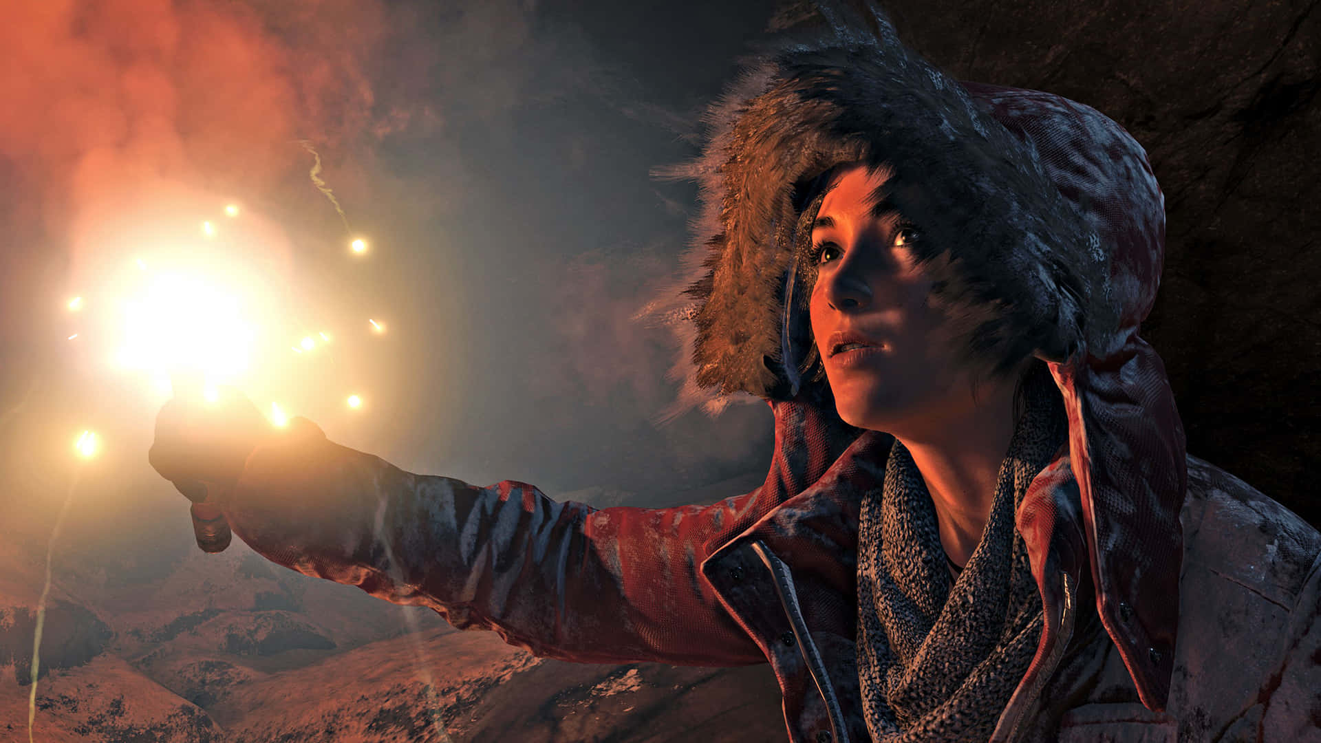 Rise Of The Tomb Raider 桌布 壁紙 — 一位戴著毛皮襯裡兜帽的女子，在黑暗的雪山背景下手持明亮的火花火炬。