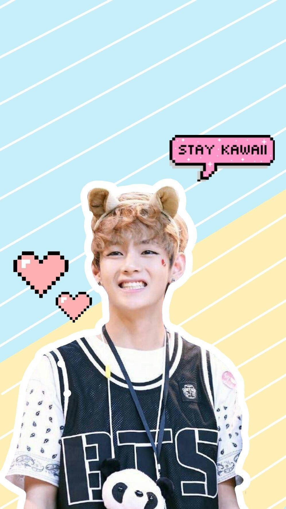 Taehyung Cute 桌布 壁紙 — 一位戴著熊耳、抱著熊貓玩偶的開朗年輕男子，在粉彩斜紋背景上，伴隨著像素愛心和「STAY KAWAII」對話框微笑。
