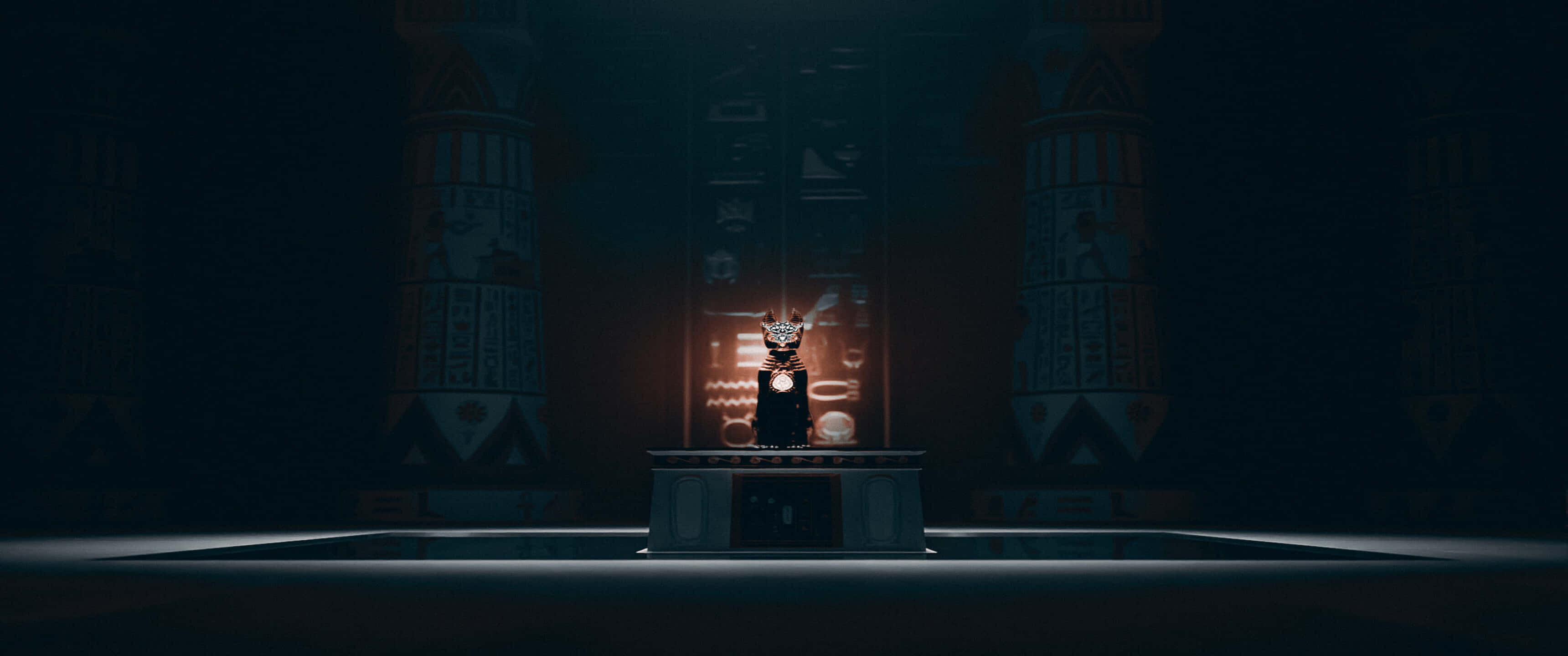 3440x1440p Bioshock Infinite 桌布 壁紙 — 一位戴著王冠的人物莊嚴地坐在一個昏暗的古埃及神廟中的寶座上，被溫暖的背光照亮。