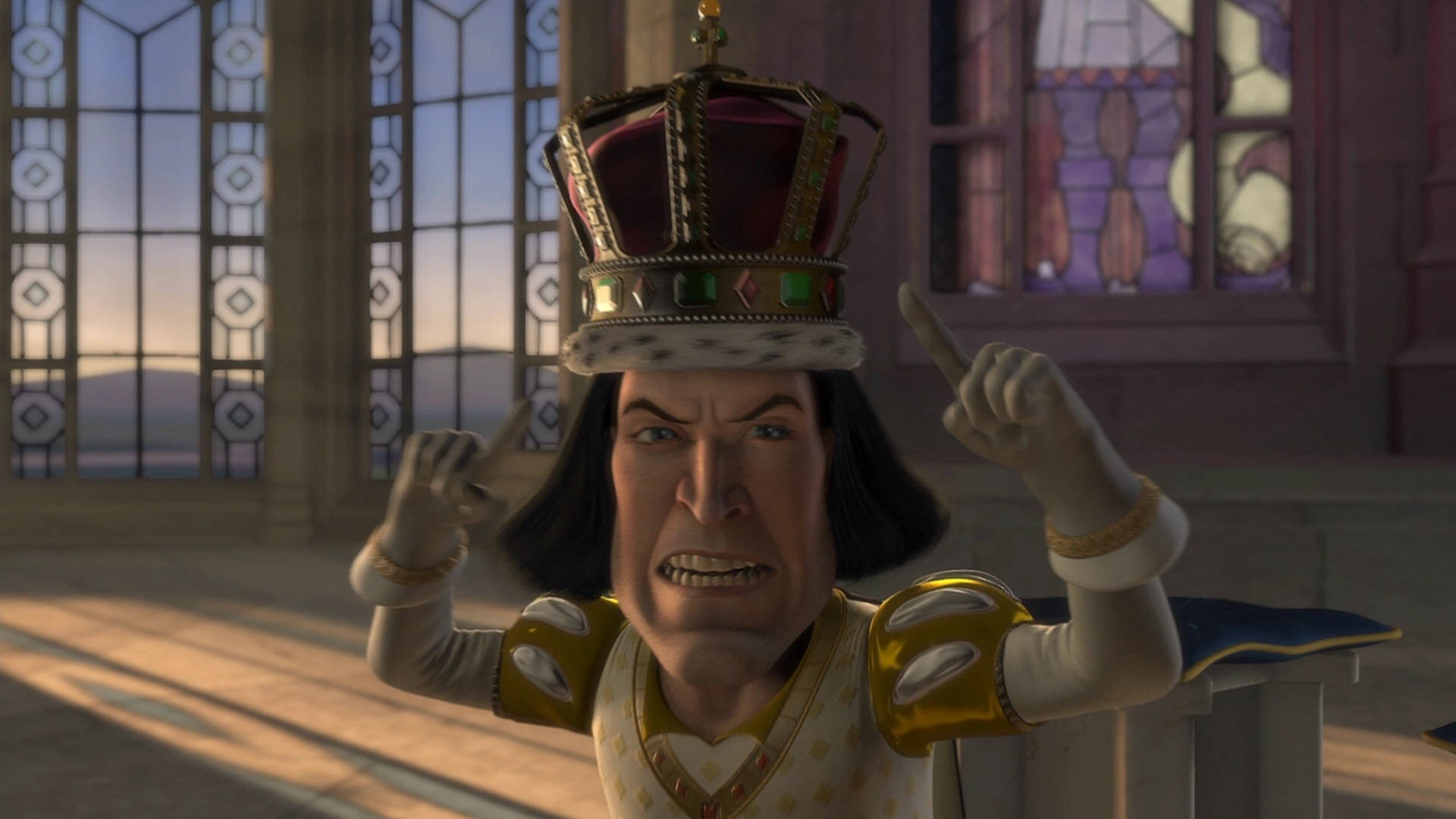 Lord Farquaad 桌布 壁紙 — 一位戴著王冠的動畫國王在大教堂內，對著彩色玻璃窗憤怒地指著。