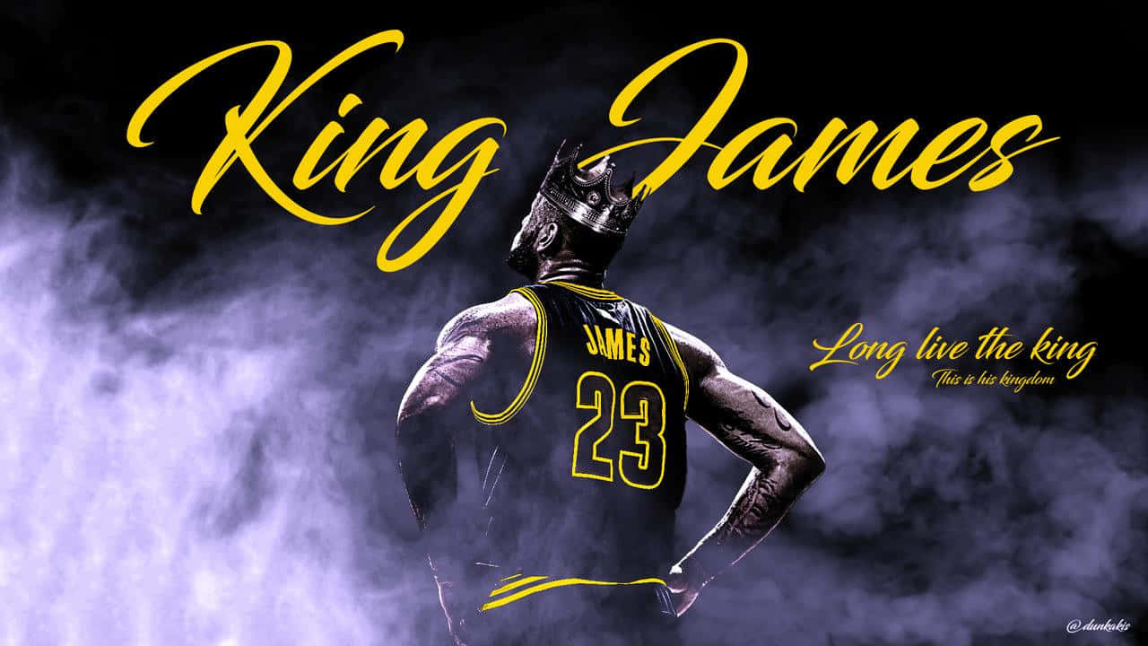 King LeBron James 桌布 壁紙 — 一位戴著王冠的籃球運動員，身穿黑黃球衣，在煙霧繚繞的紫色薄霧中背光站立，帶有'King James'文字。