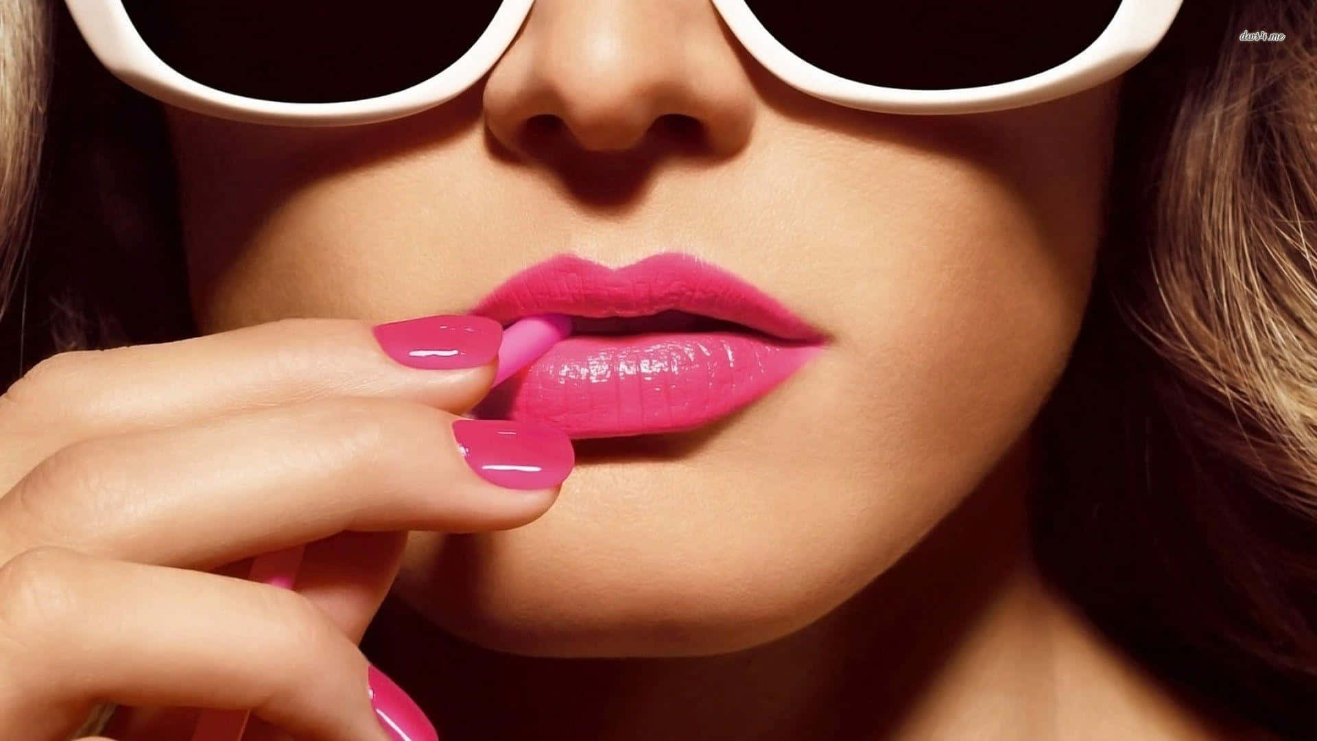 Pink Lipstick 桌布 壁紙 — 一位戴著白色太陽眼鏡、嘴唇鮮豔粉紅的女性，正在塗抹相配的粉紅色唇膏的特寫。