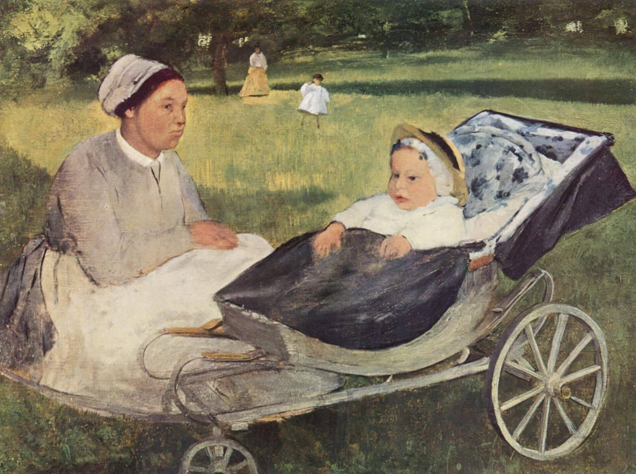Degas 桌布 壁紙 — 一位戴著白色帽子的女人推著嬰兒車穿過陽光明媚的草地公園，背景中有孩子在玩耍。
