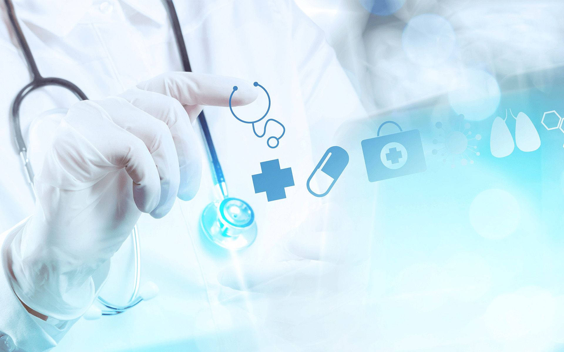 Stethoscope 桌布 壁紙 — 一位戴著白色手套的醫生拿著發光的聽診器，而醫療圖標漂浮在明亮的藍色臨床霧氣中。