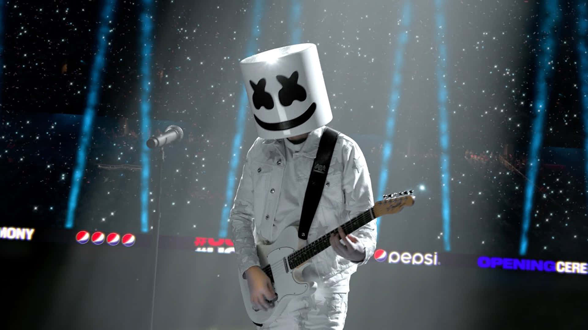 Marshmello 動態圖 桌布 壁紙 — 一位戴著白色棉花糖頭盔的音樂家在藍色舞台燈光下彈吉他，背景有百事可樂品牌標誌。