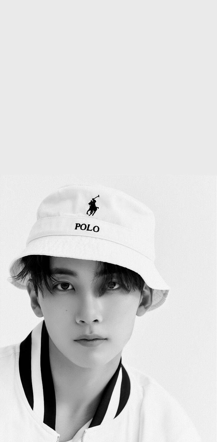 yoon jeonghan 桌布 壁紙 — 一位戴著白色水桶帽、上有Polo標誌的年輕男子，在極簡黑白肖像中直視鏡頭。