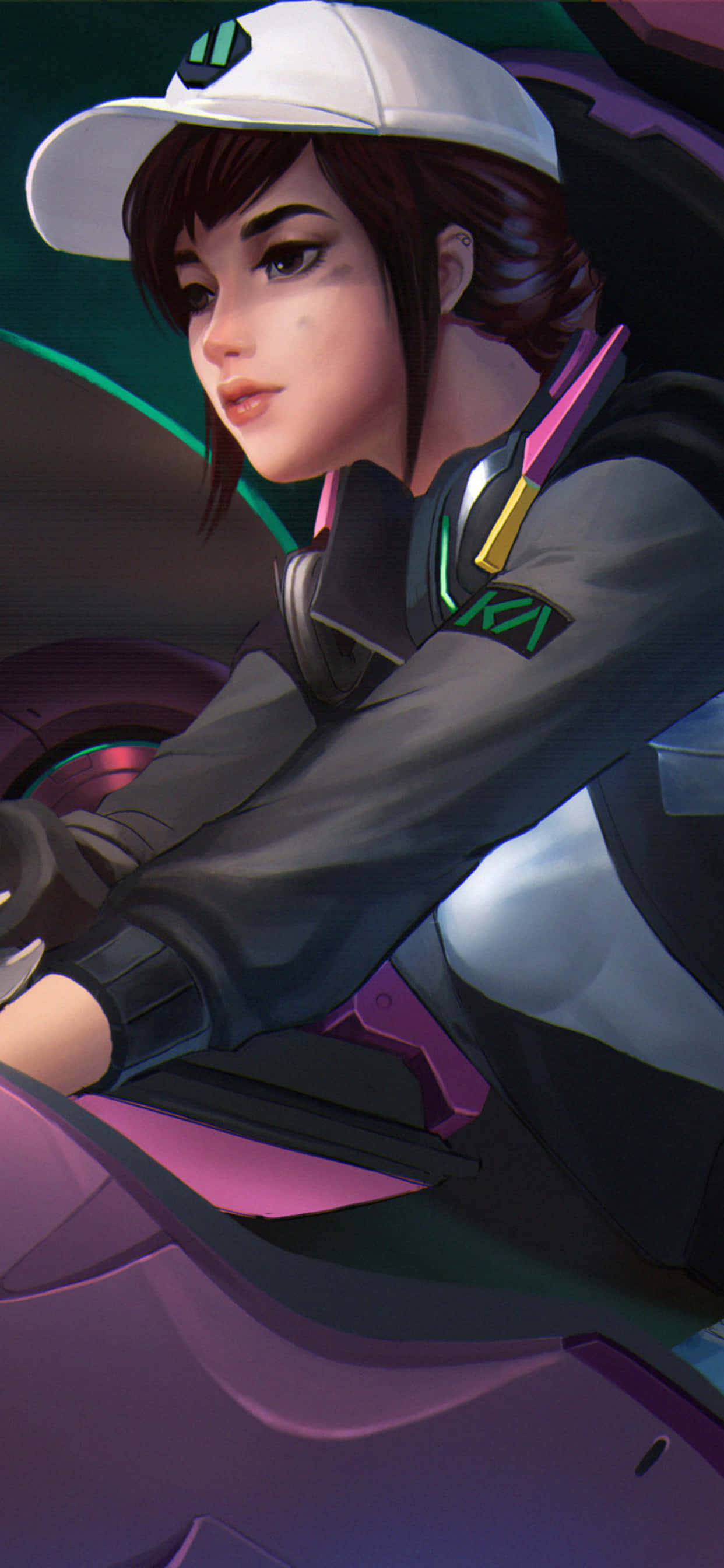 Overwatch 桌布 壁紙 — 一位戴著白色鴨舌帽、身穿未來風格裝備的年輕女子，靠在一輛帶有發光霓虹裝飾的流線型紫色賽車上。