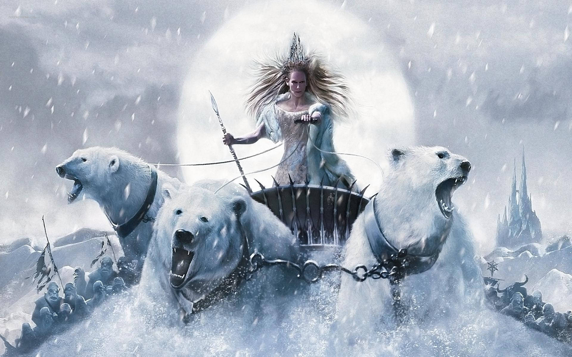 Narnia 桌布 壁紙 — 一位戴著皇冠的威嚴女性，駕著由三隻咆哮的北極熊拉動的戰車，在滿月下穿越雪地戰場。