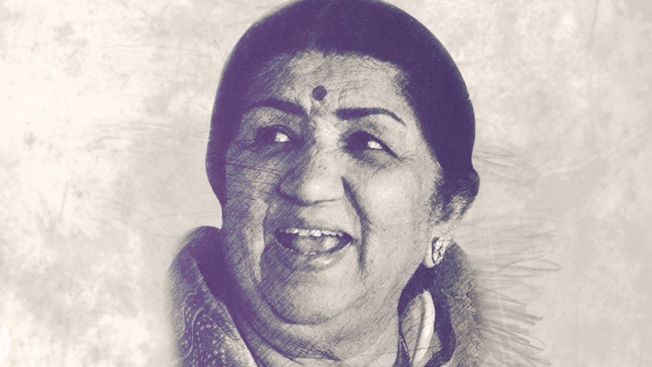 Lata Mangeshkar 桌布 壁紙 — 一位戴著眉心貼的快樂老婦人，在質感復古背景前溫暖微笑。