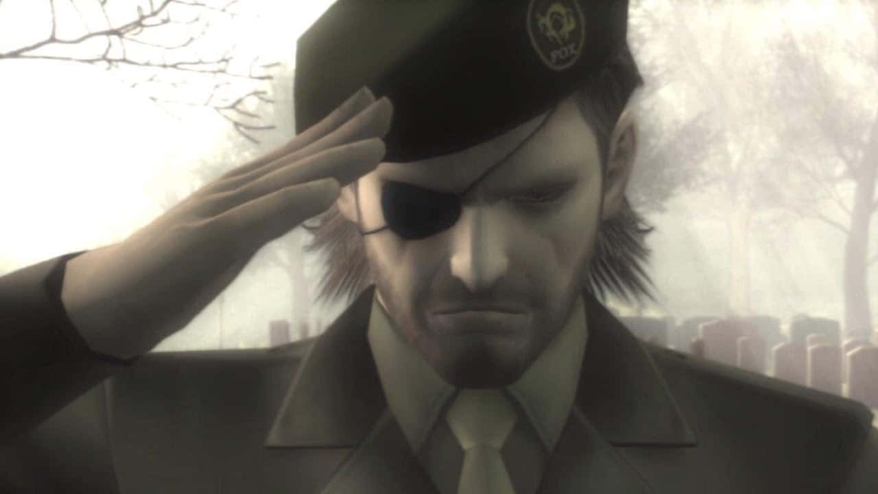 Metal Gear Solid 桌布 壁紙 — 一位戴著眼罩的莊嚴士兵在霧氣瀰漫的墓園中，於暗淡的灰色天空下行禮。
