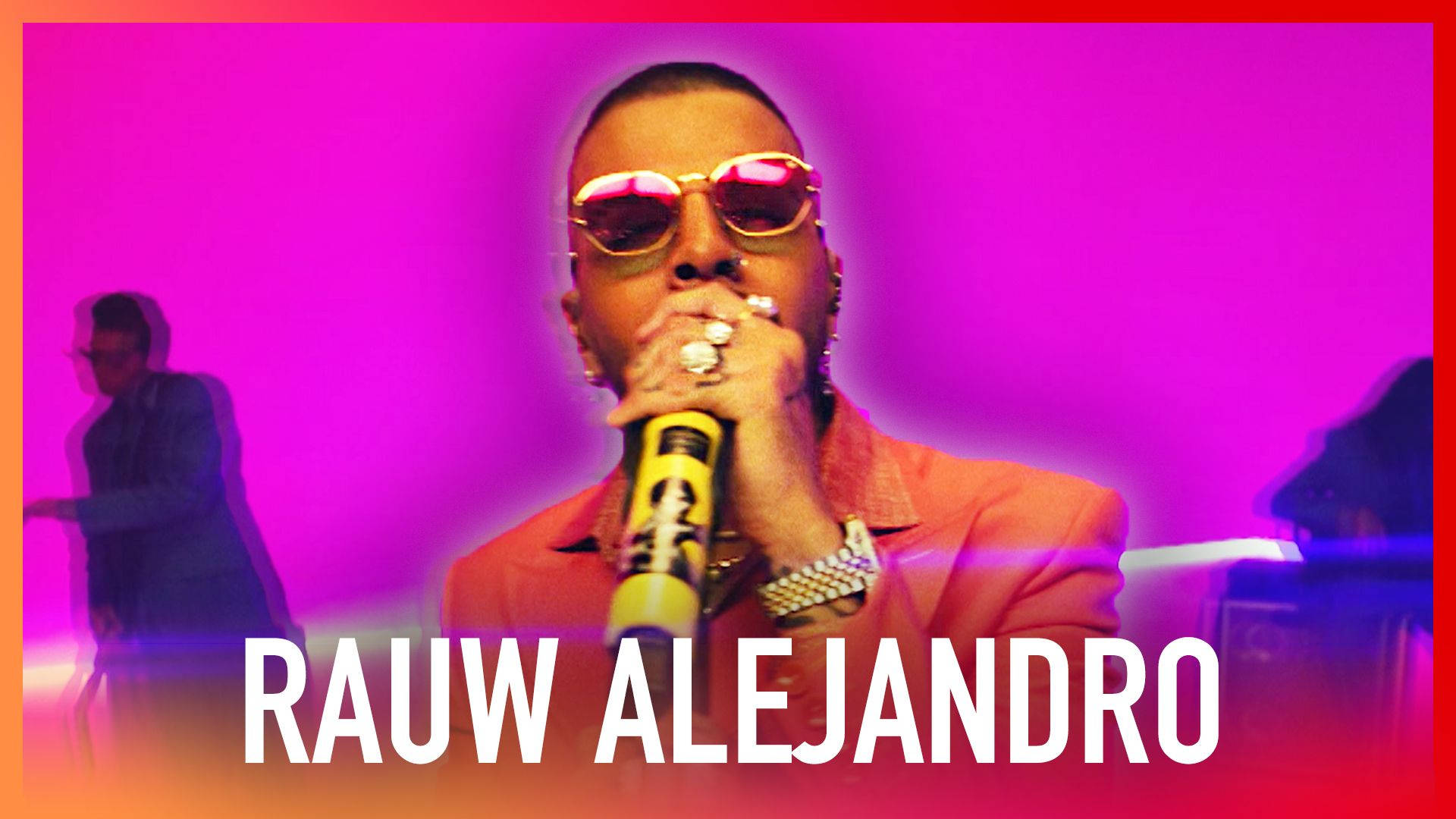 Alejandro 桌布 壁紙 — 一位戴著粉紅色太陽眼鏡和橙色外套的說唱歌手，在充滿活力的洋紅色背景前對著麥克風表演。