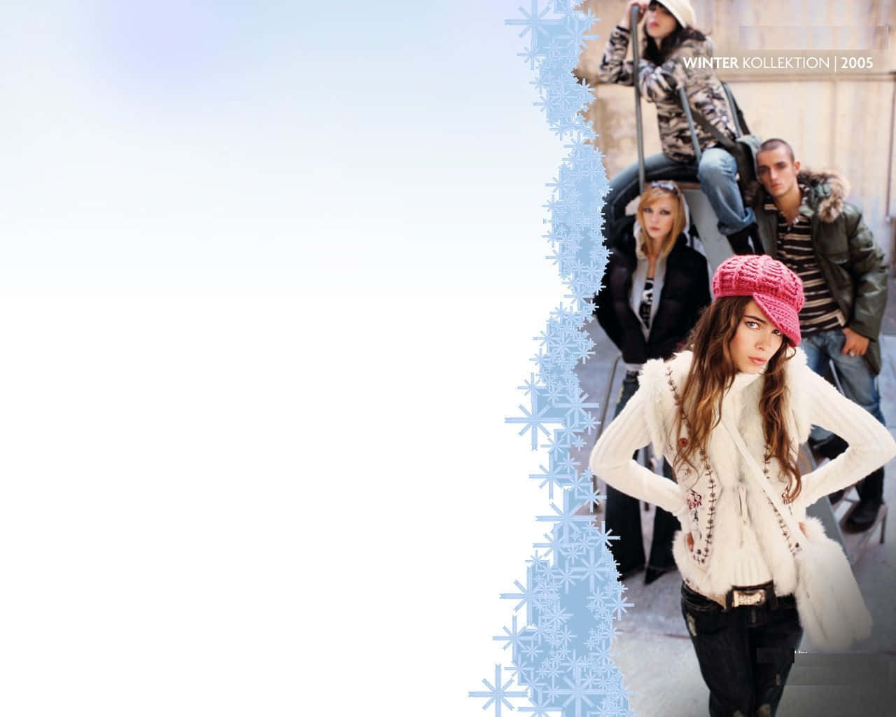 Winter Fashion 桌布 壁紙 — 一位戴著粉紅色帽子和白色毛衣的年輕女性，自信地在雪花邊框旁擺姿勢，身後有穿著冬季服裝的朋友。