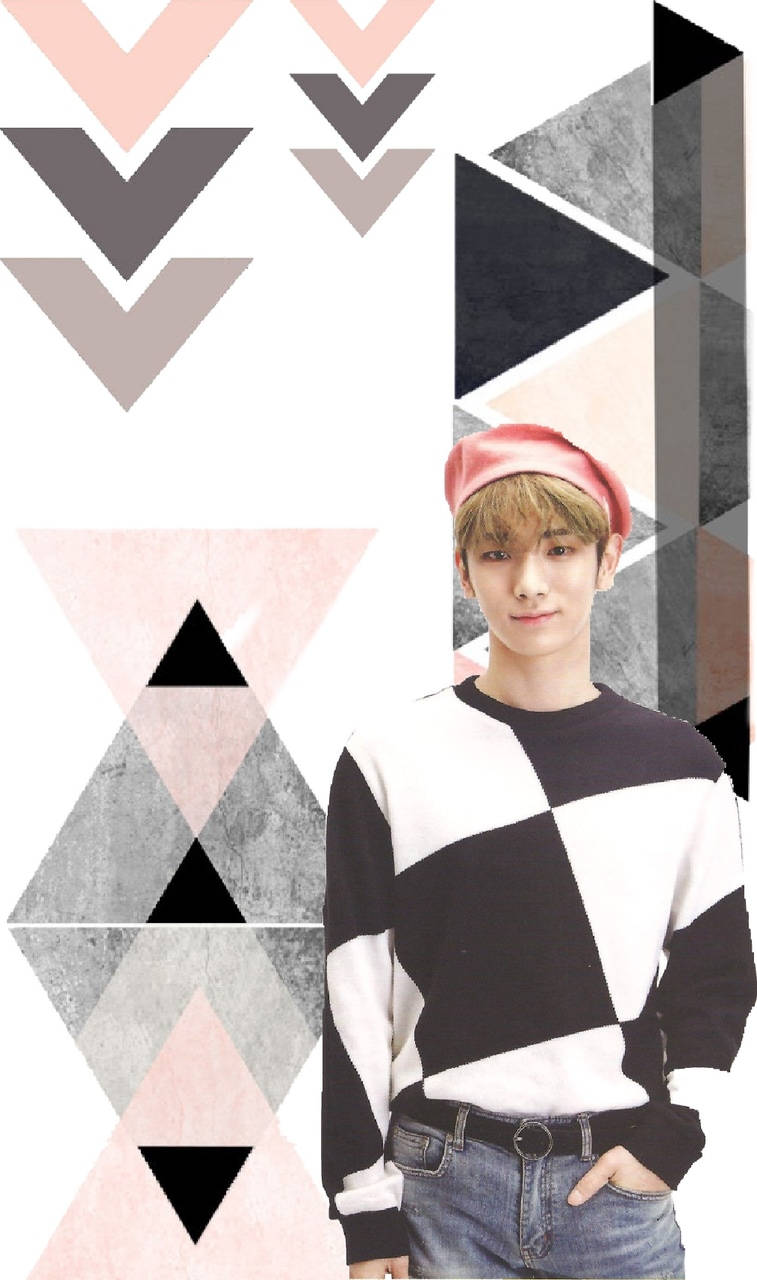 Shinee 桌布 壁紙 — 一位戴著粉紅色貝雷帽、身穿黑白格紋毛衣的年輕男子，站在由粉紅、灰、黑色三角形組成的幾何圖案背景前。