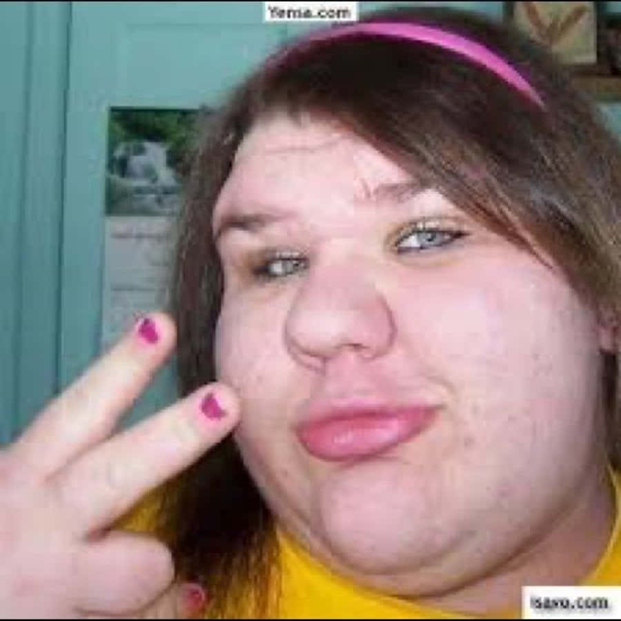 桌布 壁紙 — 一位戴著粉紅色頭帶、塗了指甲油的年輕女性，嘟起嘴唇做出和平手勢。