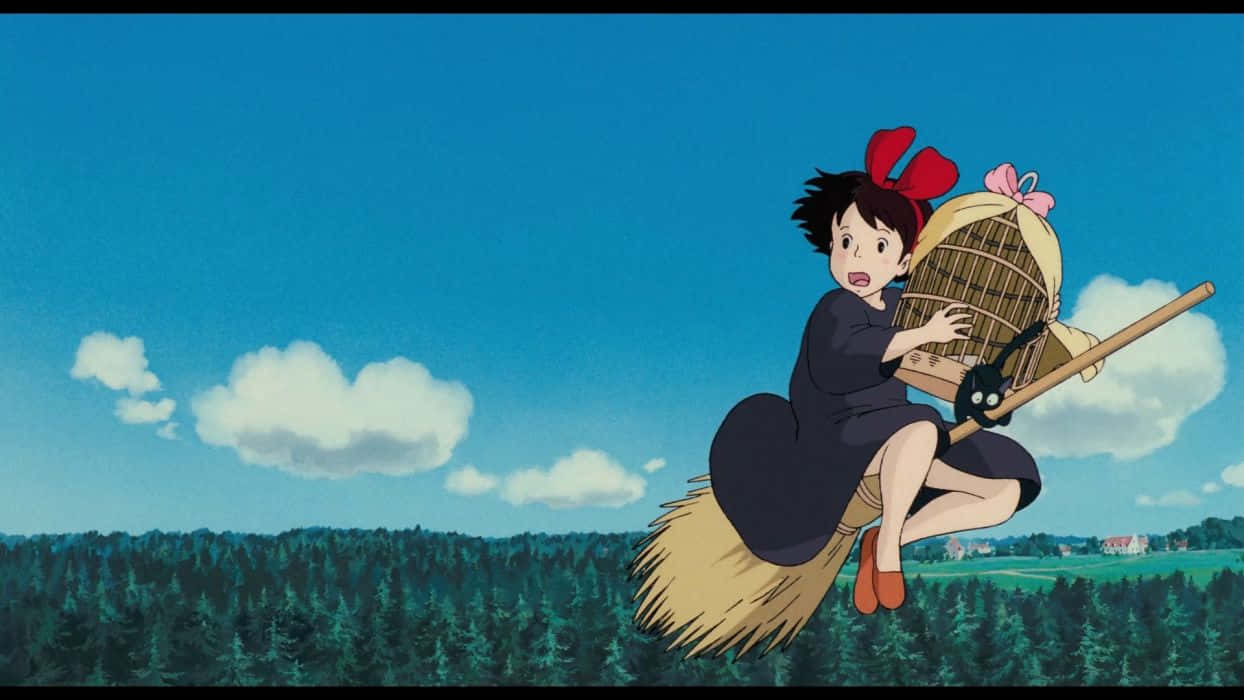 kiki's delivery service 桌布 壁紙 — 一位戴著紅色蝴蝶結的年輕女巫騎著掃帚，帶著貓咪和籃子，在明亮的藍天下飛越森林。